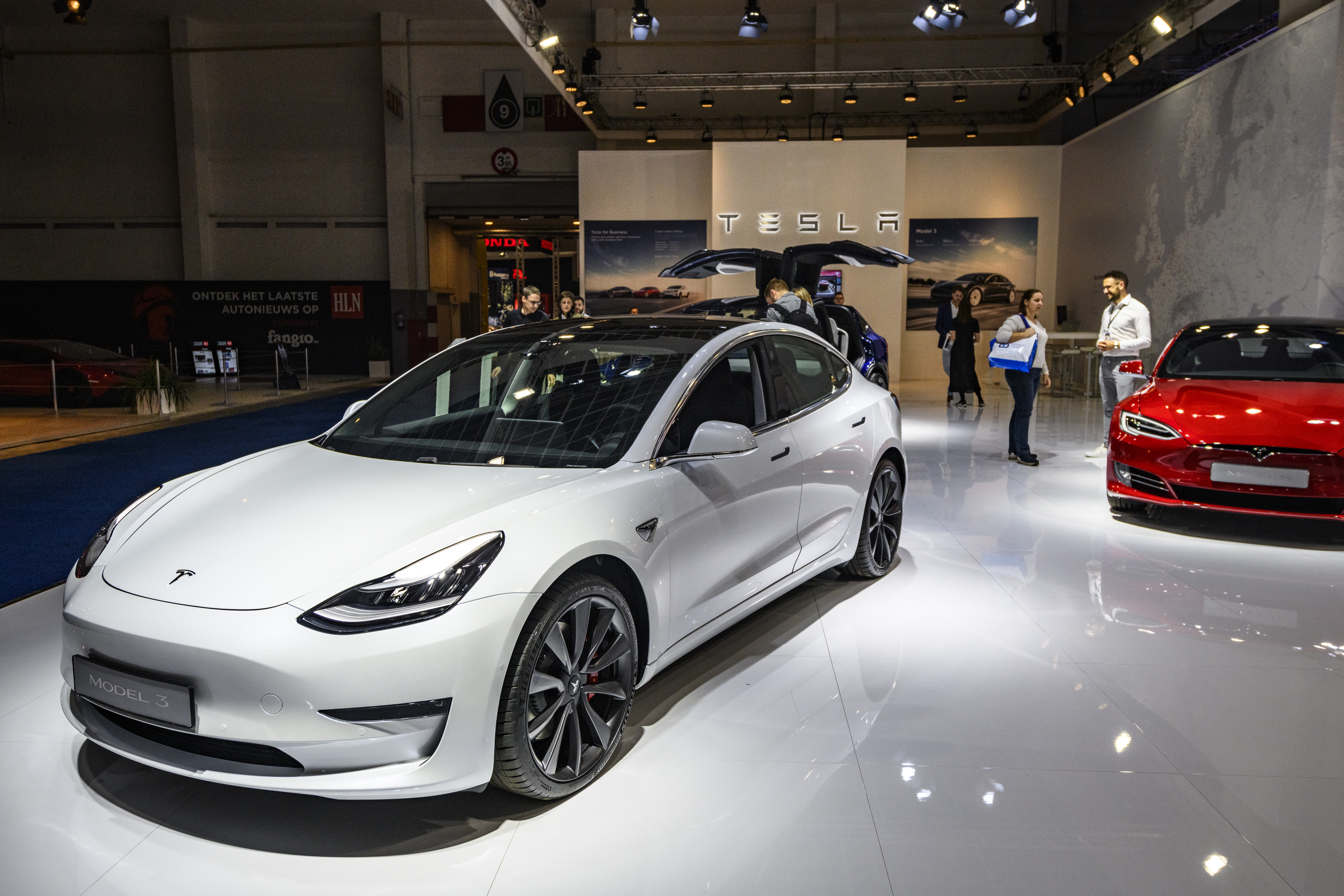 Tesla cung cấp gói đăng ký đầy đủ cho việc lái xe tự động với giá 199 đô la mỗi tháng شهري