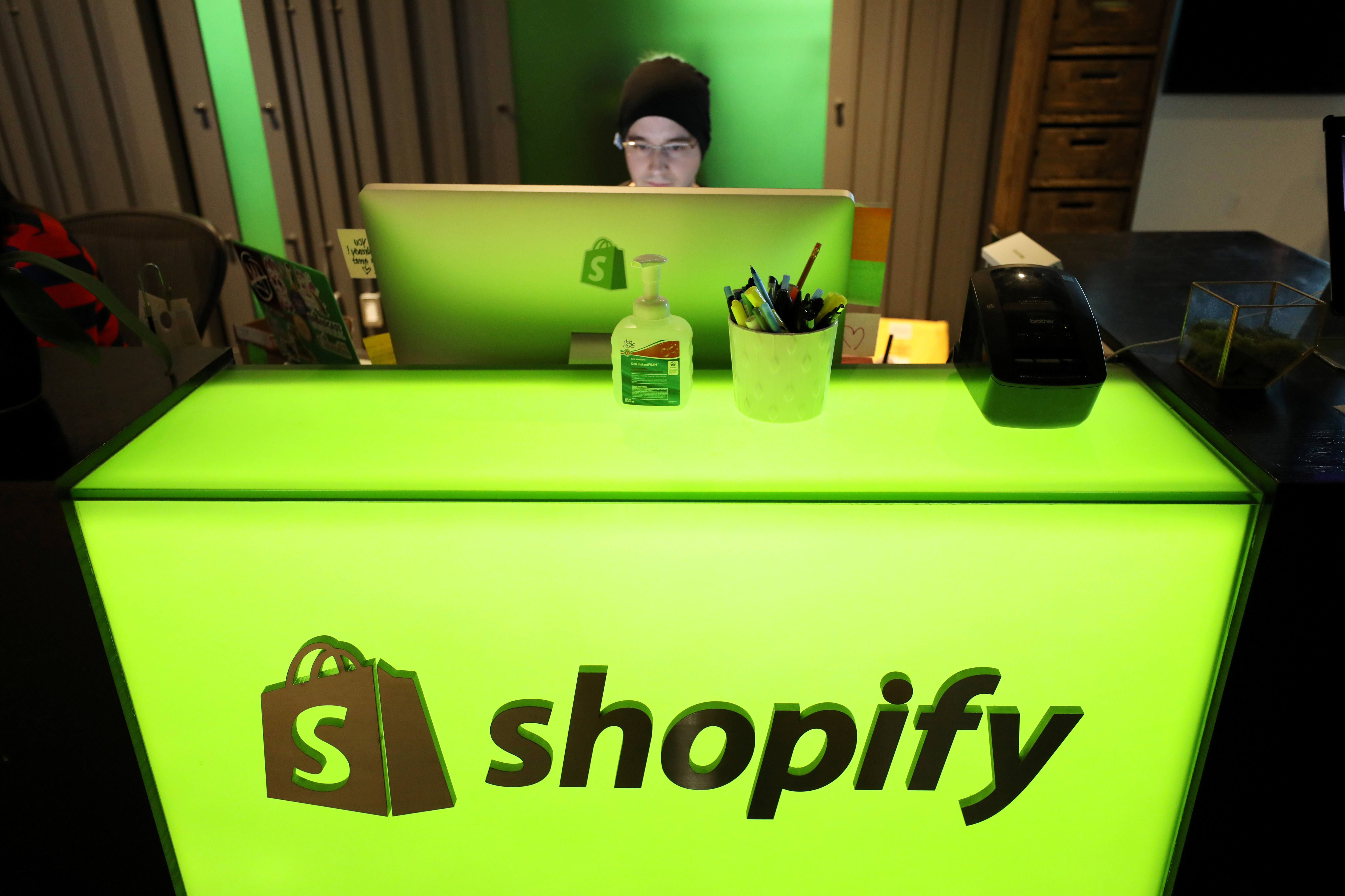 یک کارمند در دفتر مرکزی Shopify در اتاوا، انتاریو، کانادا، 22 اکتبر 2018 کار می کند. رویترز/کریس واتی