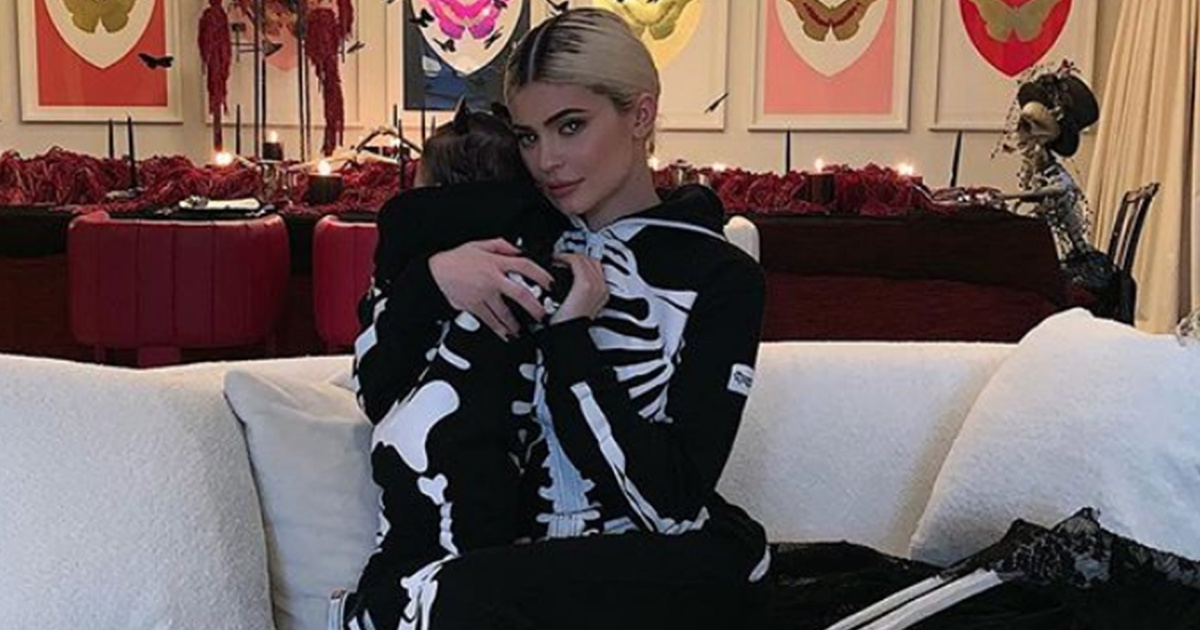 Kylie Jenner: Skeleton Onesie, Zombie Slippers