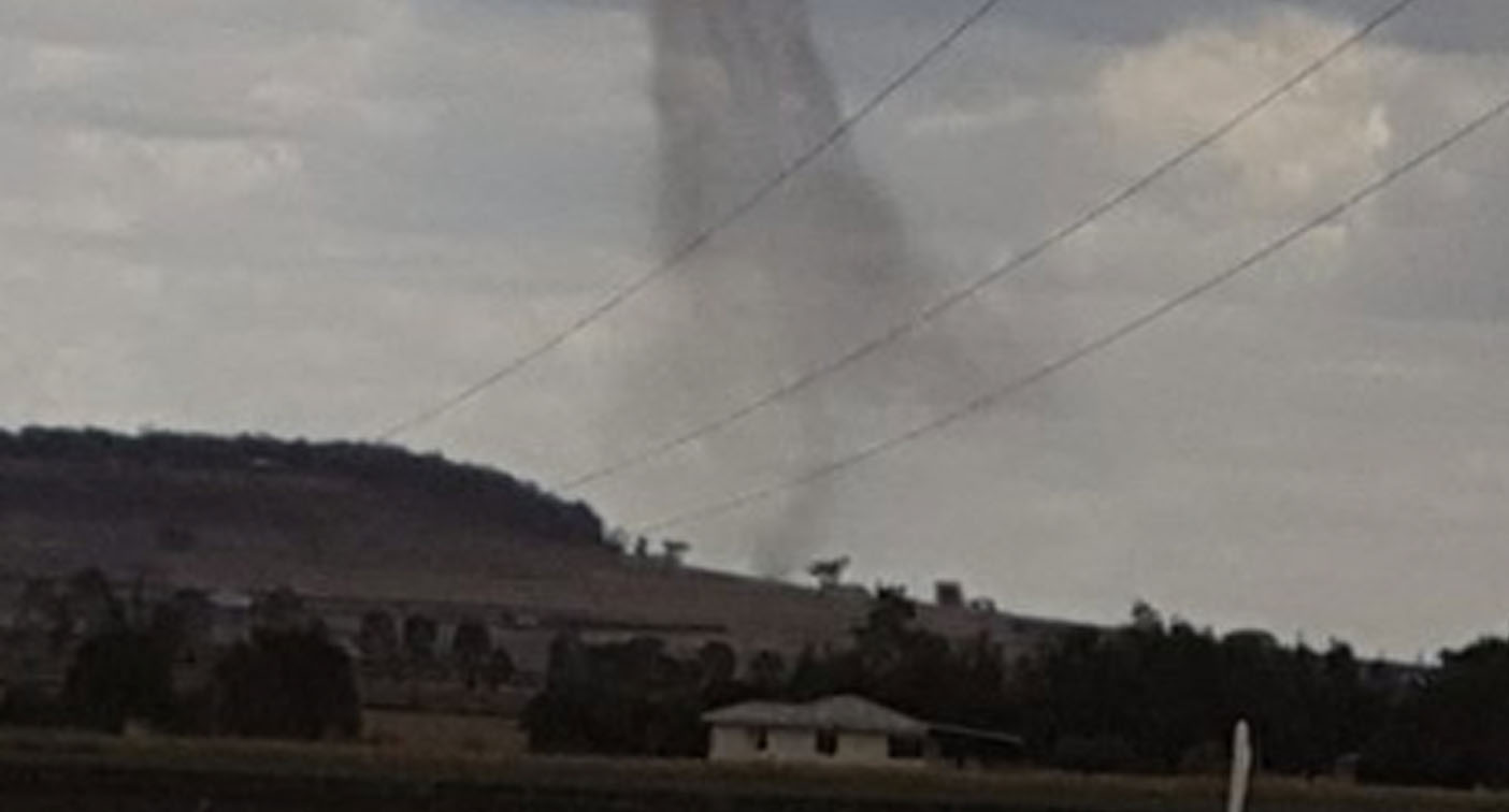 Landspout tornado appears in Queensland sky