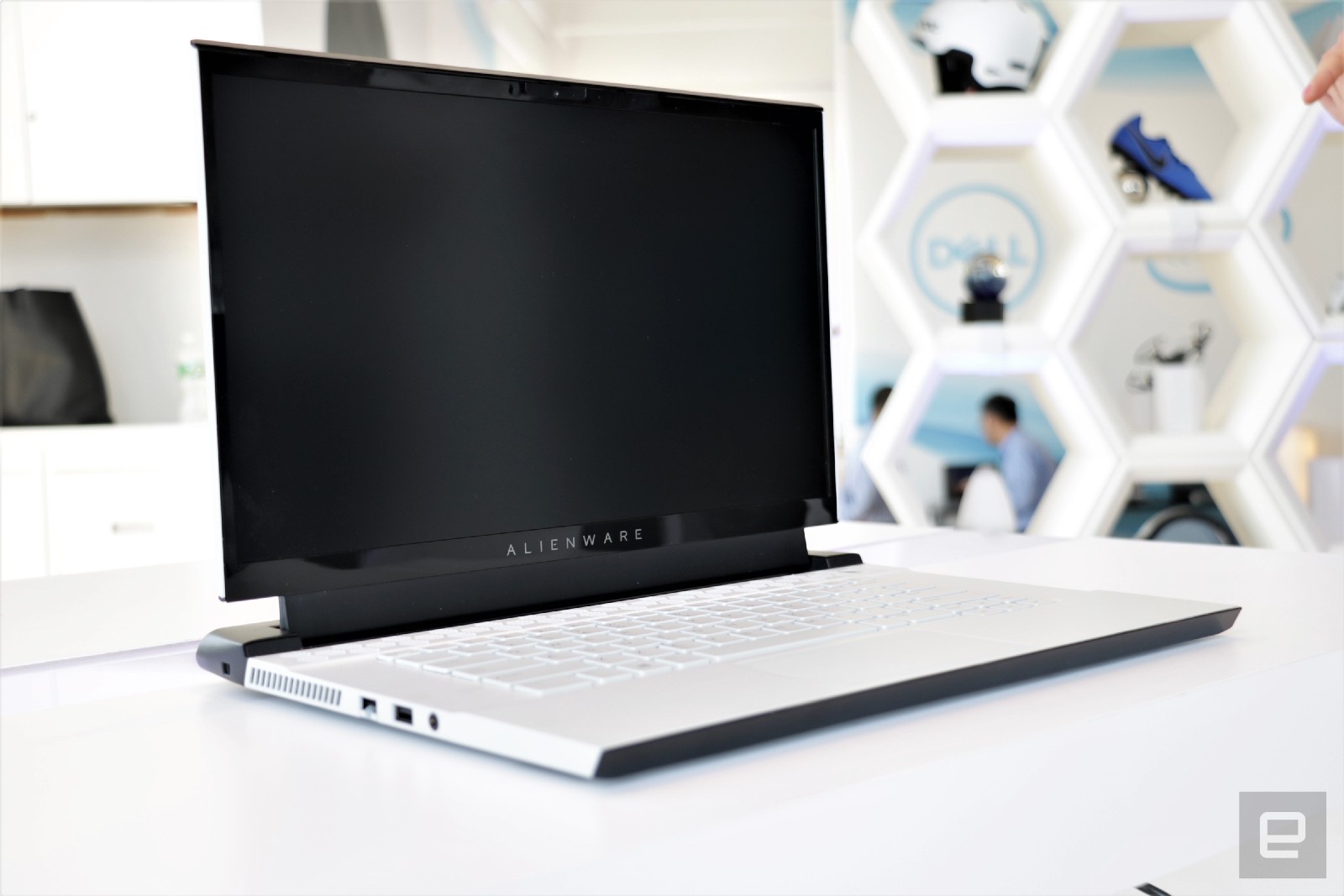 Ноутбуки slim. Dell - Alienware m15 (2019). Alienware m17 белый. Dell Alienware m15 White. Alienware 15 White.