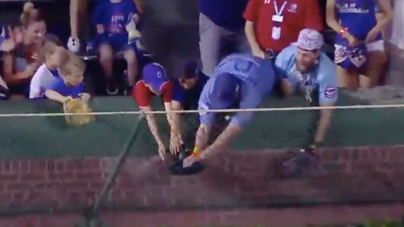 Young baseball fan goes viral after sweetly giving up home run ball to fan  of rival team - Upworthy