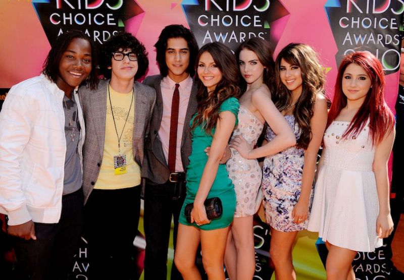 Ariana Grande, Victoria Justice, & Other 'Victorious' Stars Reunite & Make  Fans Dreams Come True — PHOTOS