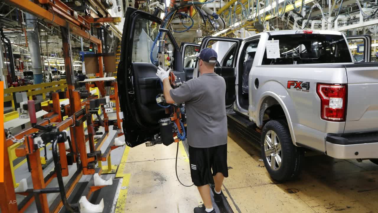 Detroit automakers to close factories: AP sources