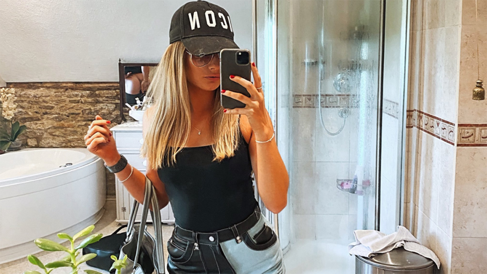 Shannon Butt Instagram Mirror Selfie Shows Embarrassing Detail