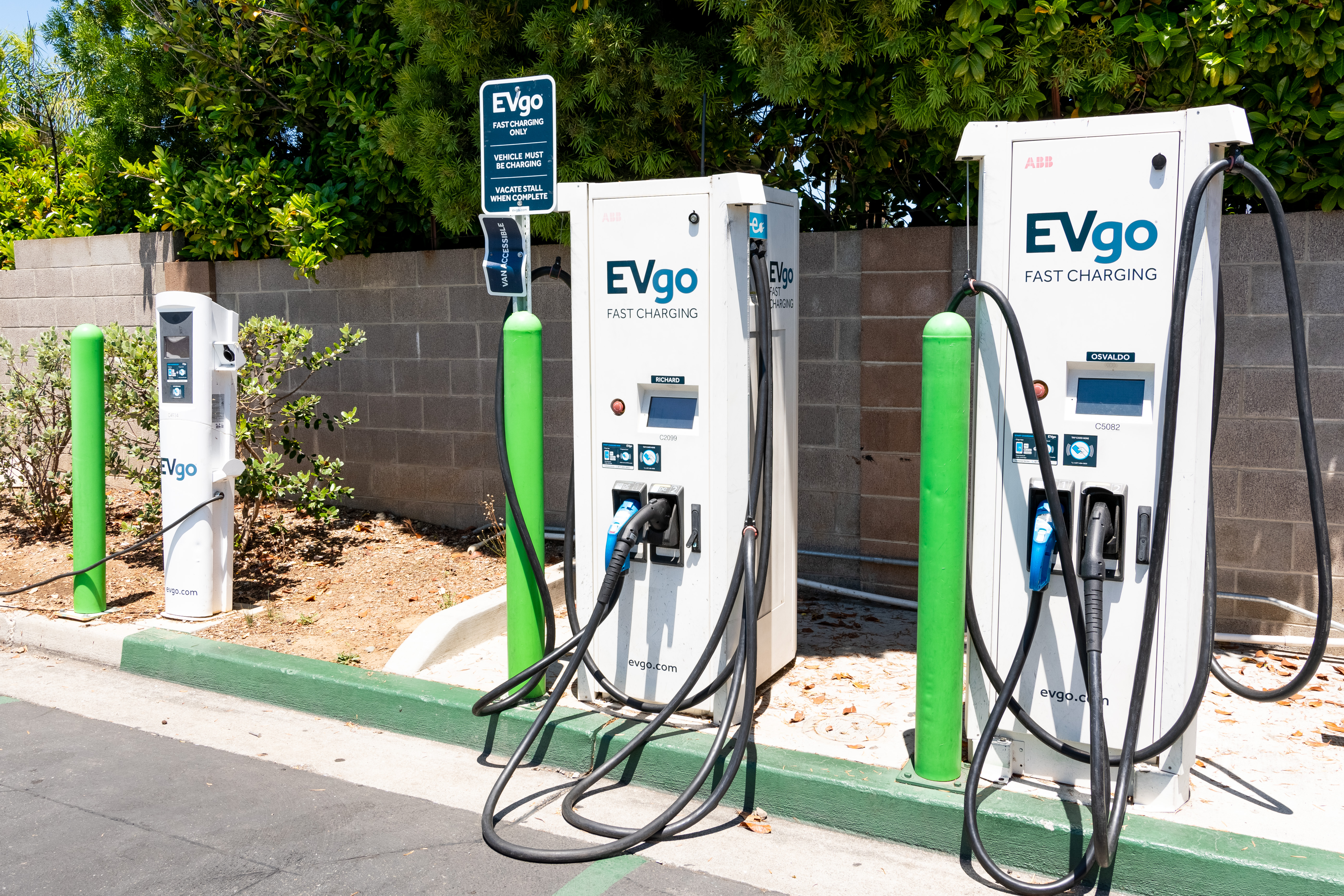 gm-will-help-evgo-install-2-700-ev-fast-chargers-across-the-us-engadget