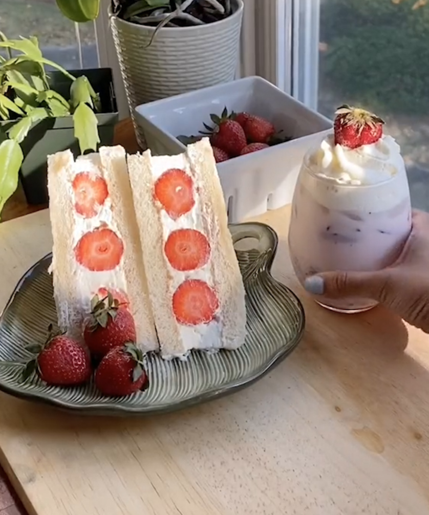 TikTok foodie’s no-bake strawberry cake is super easy to whip up [Video]