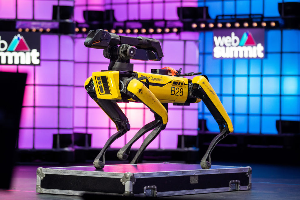 Boston Dinamics、ロボット犬Spotに「腕」オプションを追加。2021年春発売