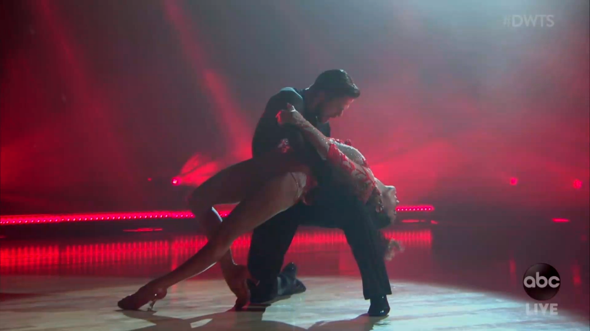 Derek Hough stuns fans with jawdropping performance on 'DWTS' [Video]