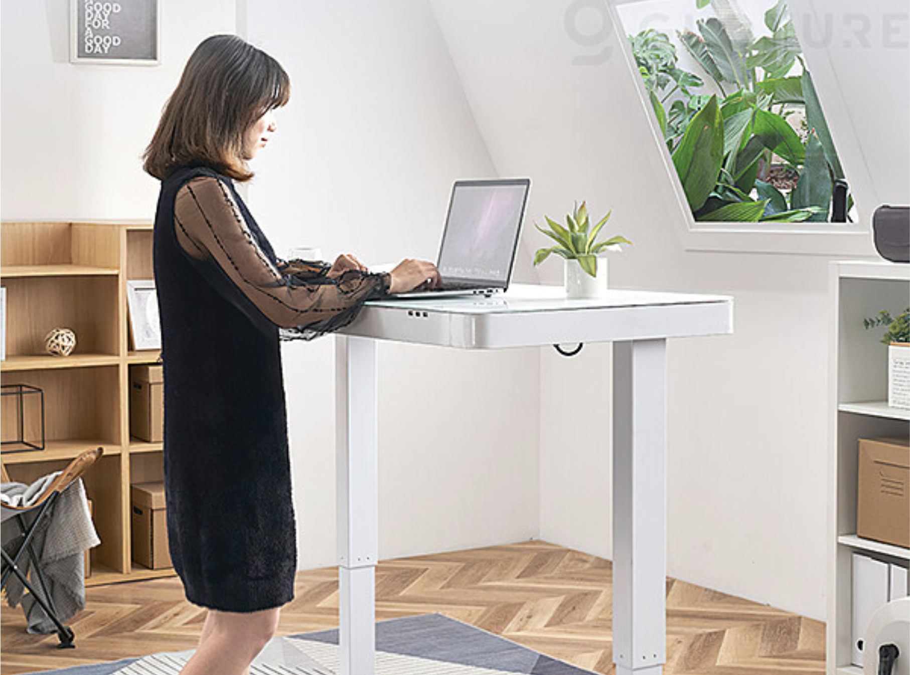 ワイヤレス充電もできる電動昇降デスク「Hollin Smart Desk」が29％OFFで購入可能