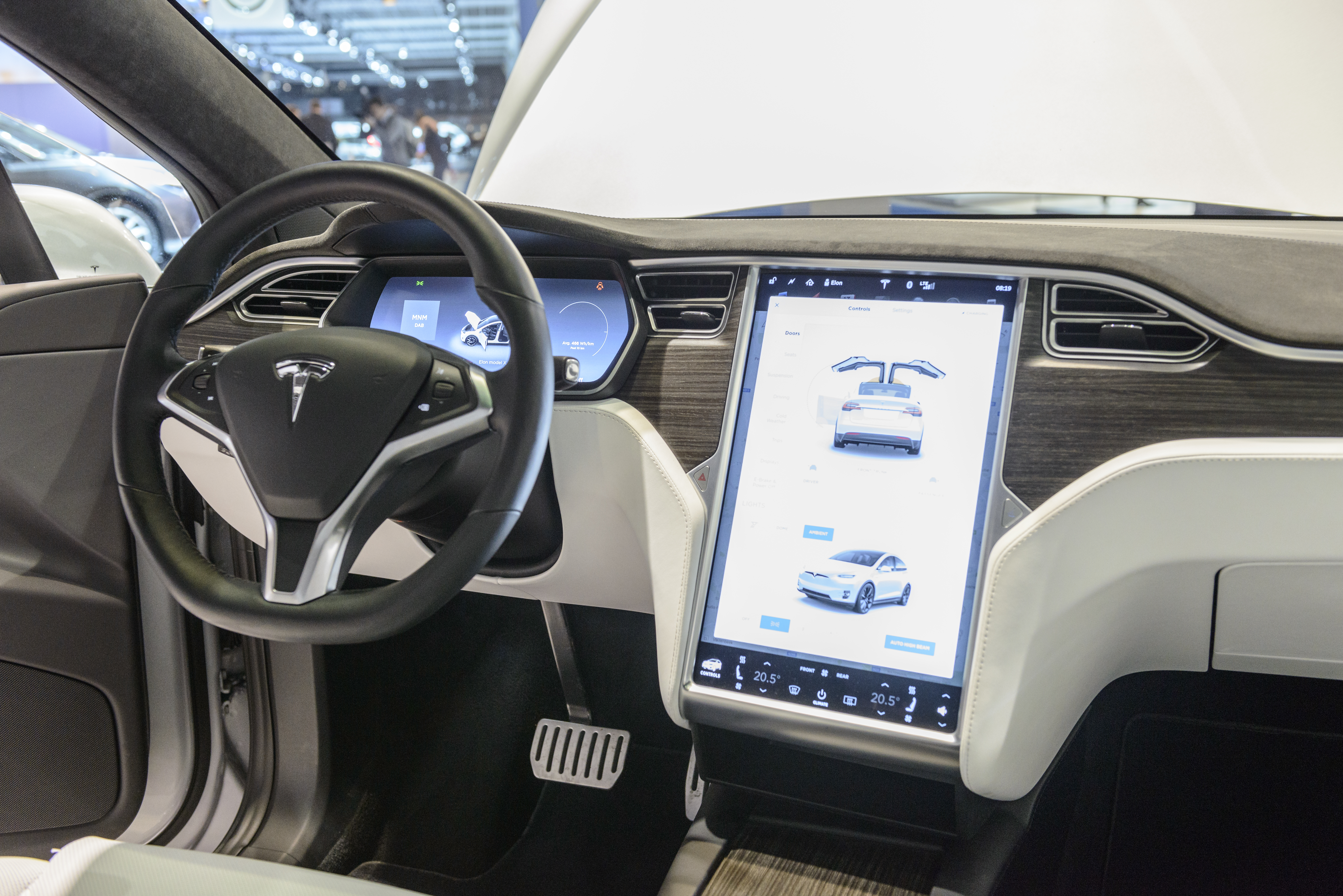 Download Tesla Will Repair Blank Model S And Model X Touchscreens For Free Engadget