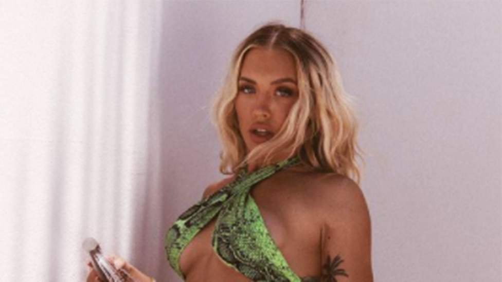 Tammy Hembrow flashes serious underboob in a TINY crop top