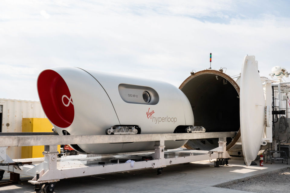 Virgin Hyperloopが乗客を乗せて初走行。500mを約15秒で走破