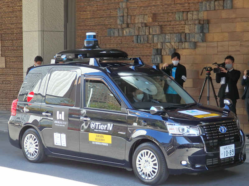 運転席が無人のタクシー、新宿の公道を走る。宮坂副知事も乗車　au 5G活用