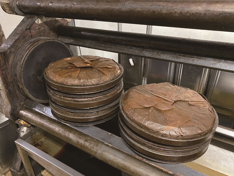 圈餅一個個手工製作。圖片提供/東和製油  