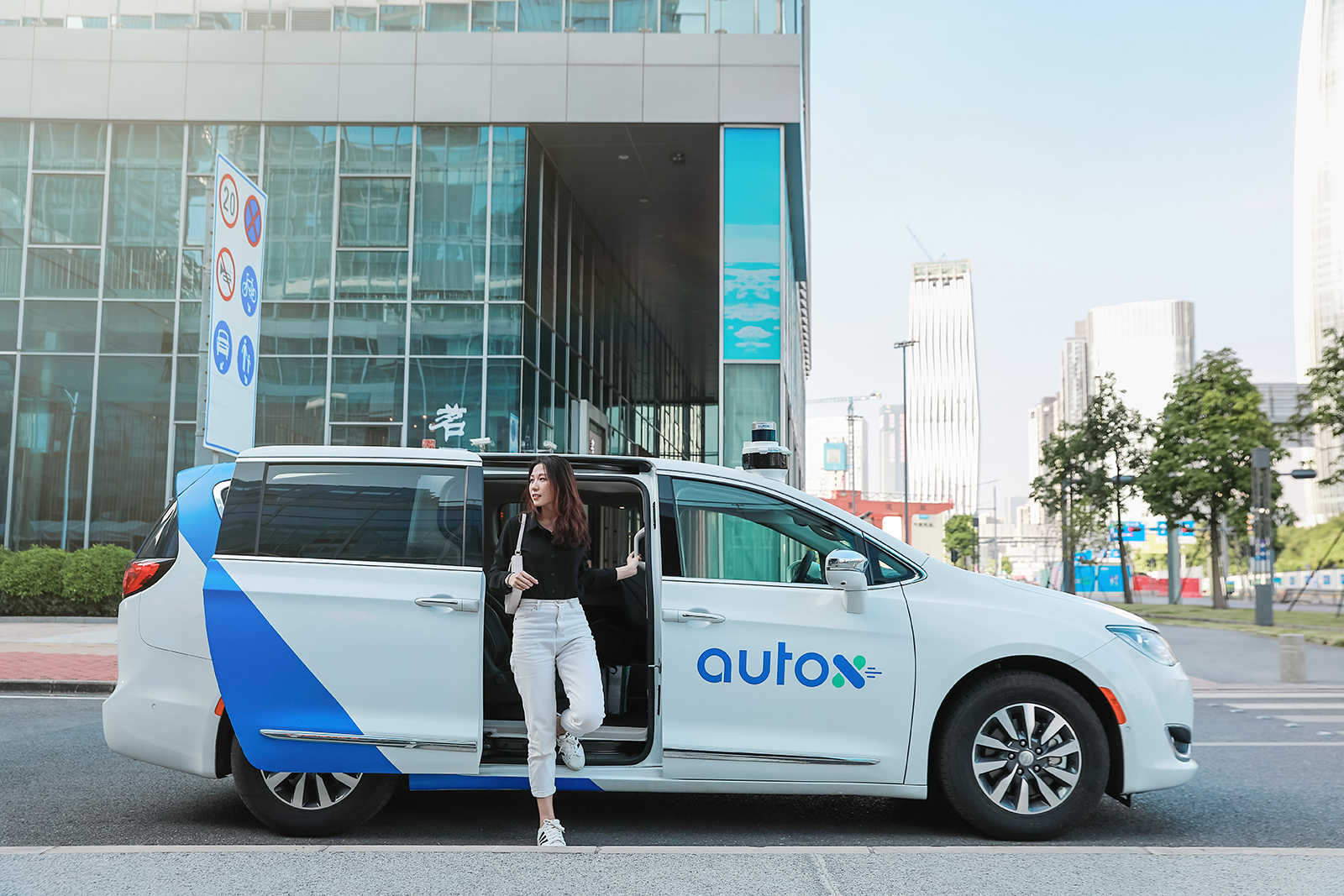 photo of China's first fully driverless robotaxis hit the streets of Shenzhen image