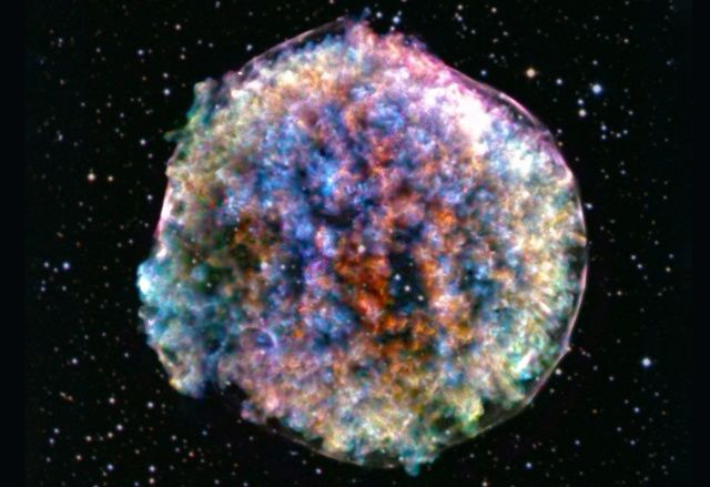 超新星内の炭素生成が予想外の速度だったことが判明。しかし新たな謎も