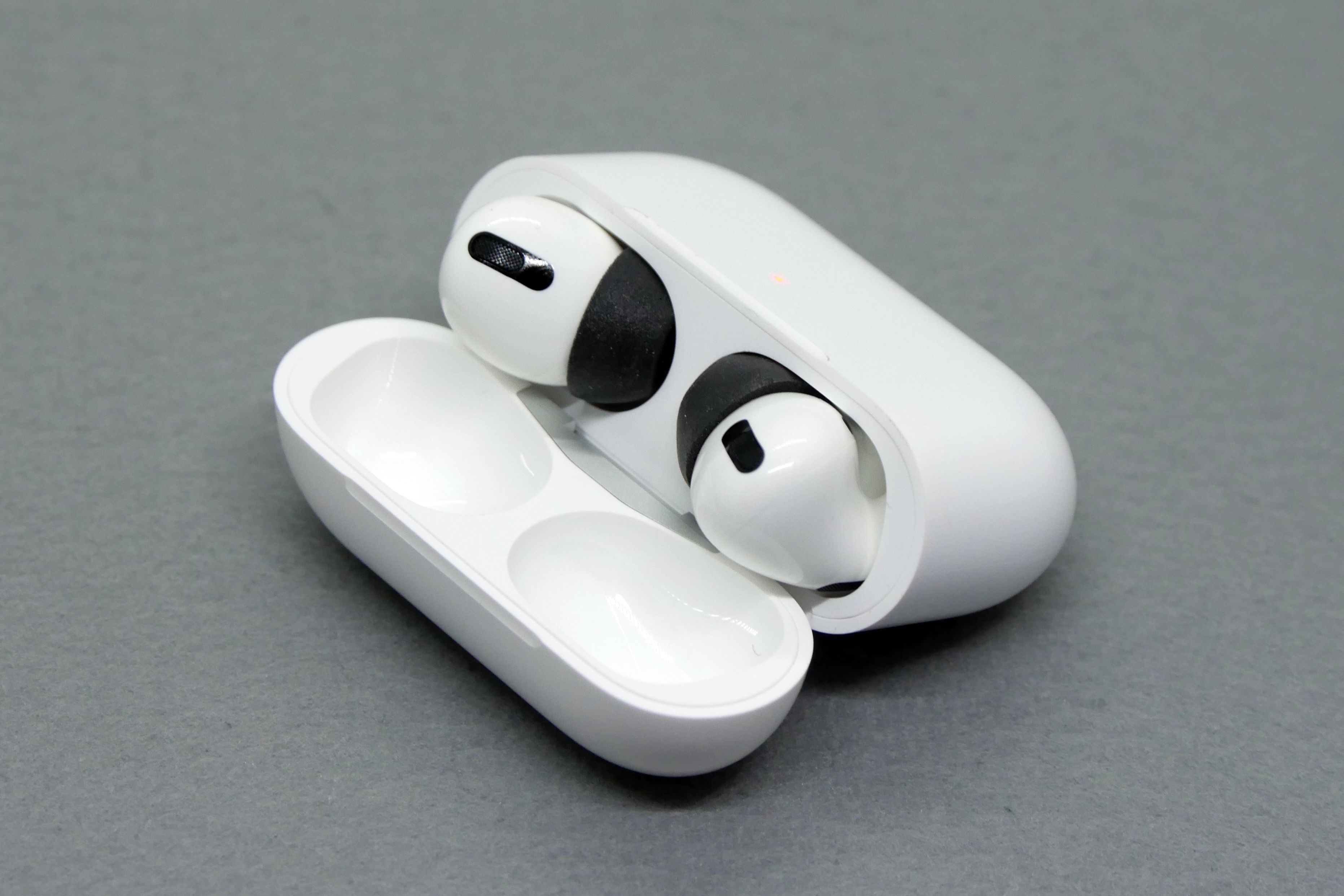 ちぴ様専用】AirPods Pro MWP22J/A(プーさんのケース付き)+rubic.us