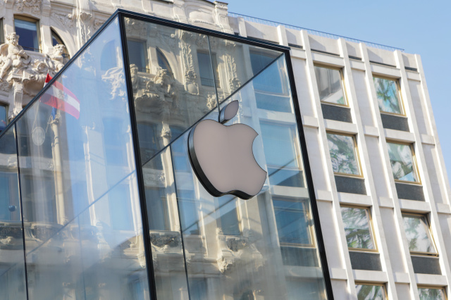 General view of a closed Apple Store in Liberty Square, Milan, March 16, 2020. Italian Government continues to enforce the nationwide lockdown measures to control the coronavirus spread (Photo by Mairo Cinquetti/NurPhoto via Getty Images)