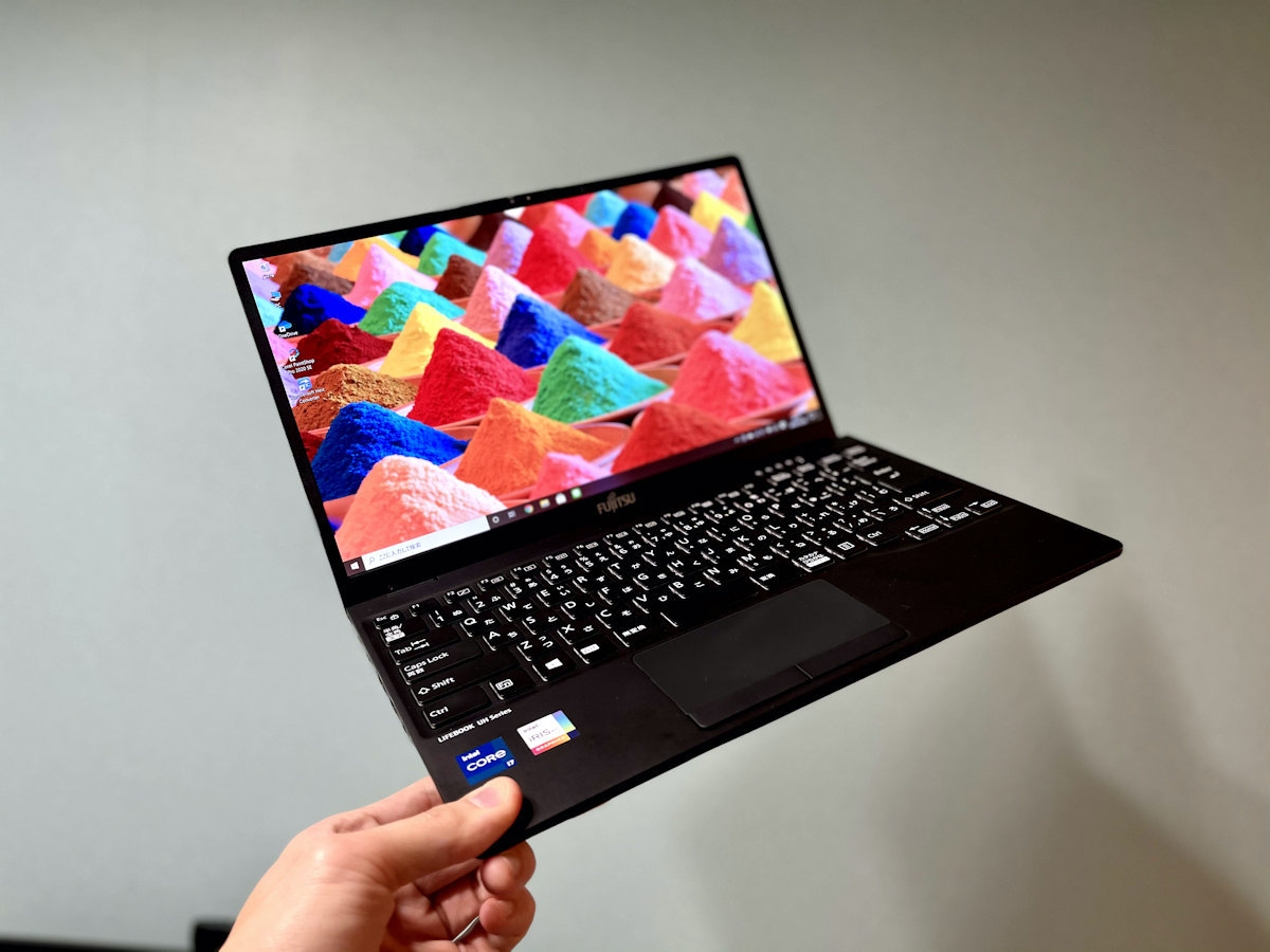 「軽い」以上に「打ちやすい」超軽量ノートLIFEBOOK UH-X/E3の実用性をチェック