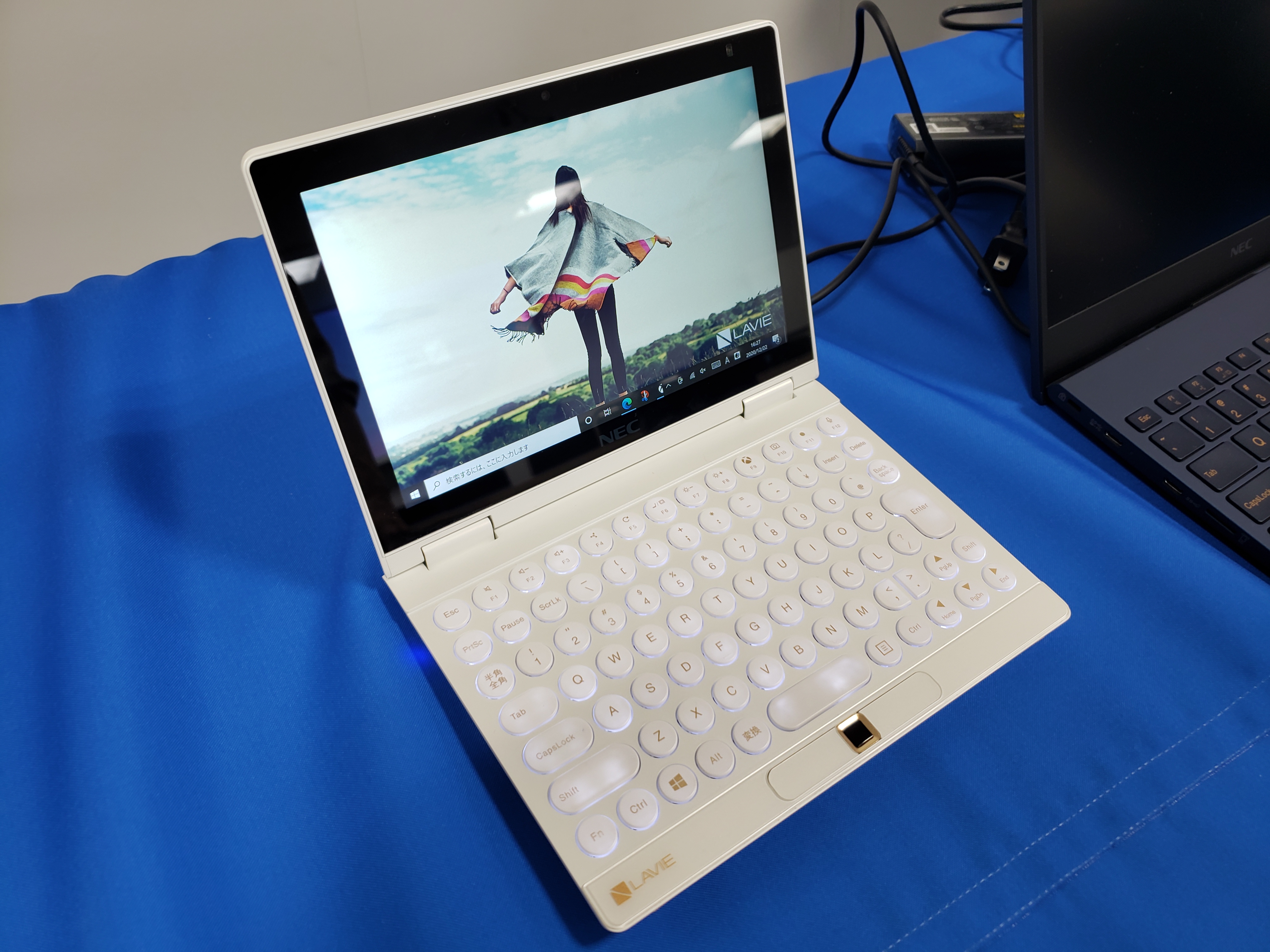 Nec 8型umpc Lavie Mini 写真レポ 独特配列のキーボードや合体機構など見どころ多数 Engadget 日本版