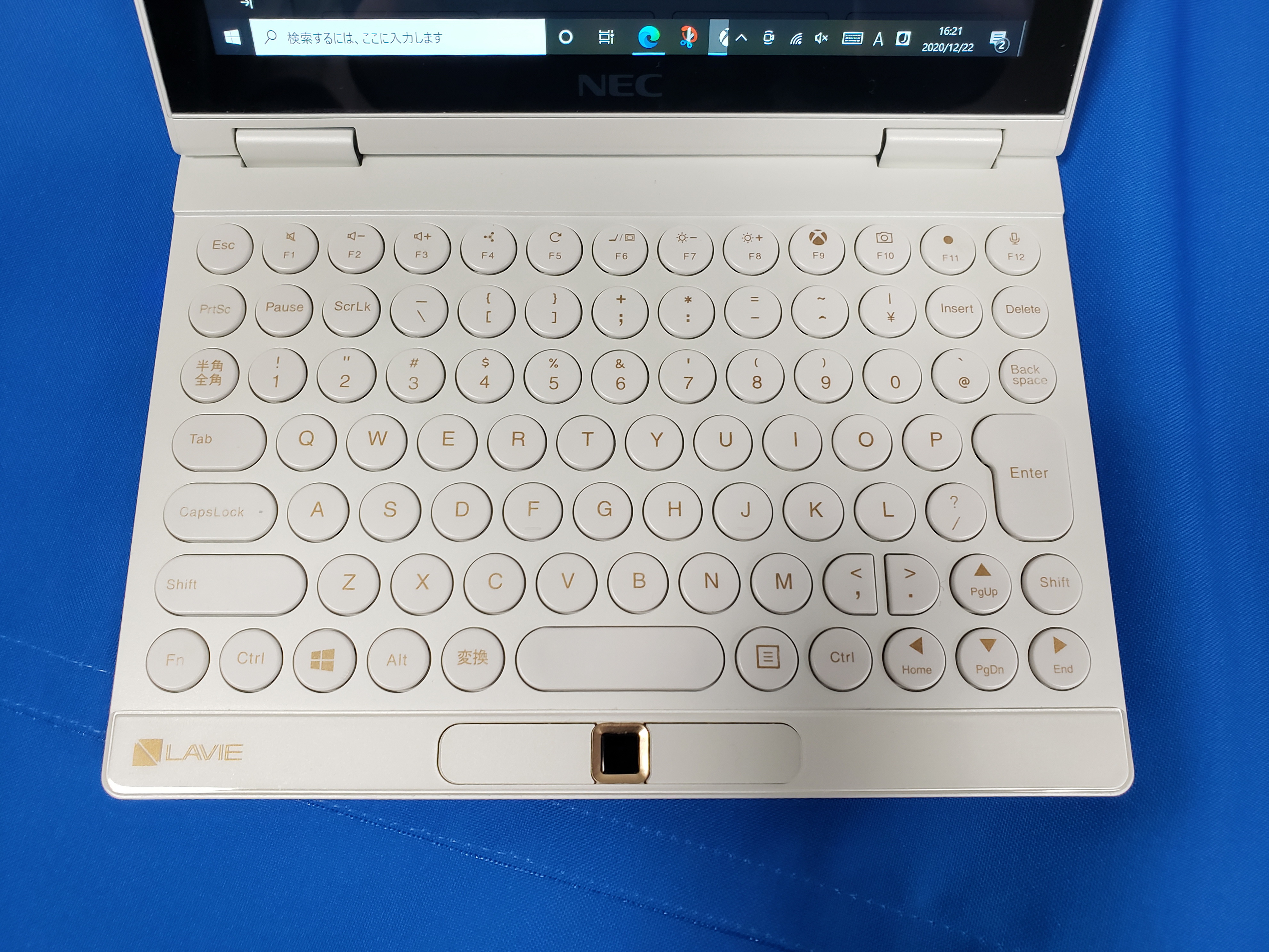 Nec 8型umpc Lavie Mini 写真レポ 独特配列のキーボードや合体機構など見どころ多数 Engadget 日本版