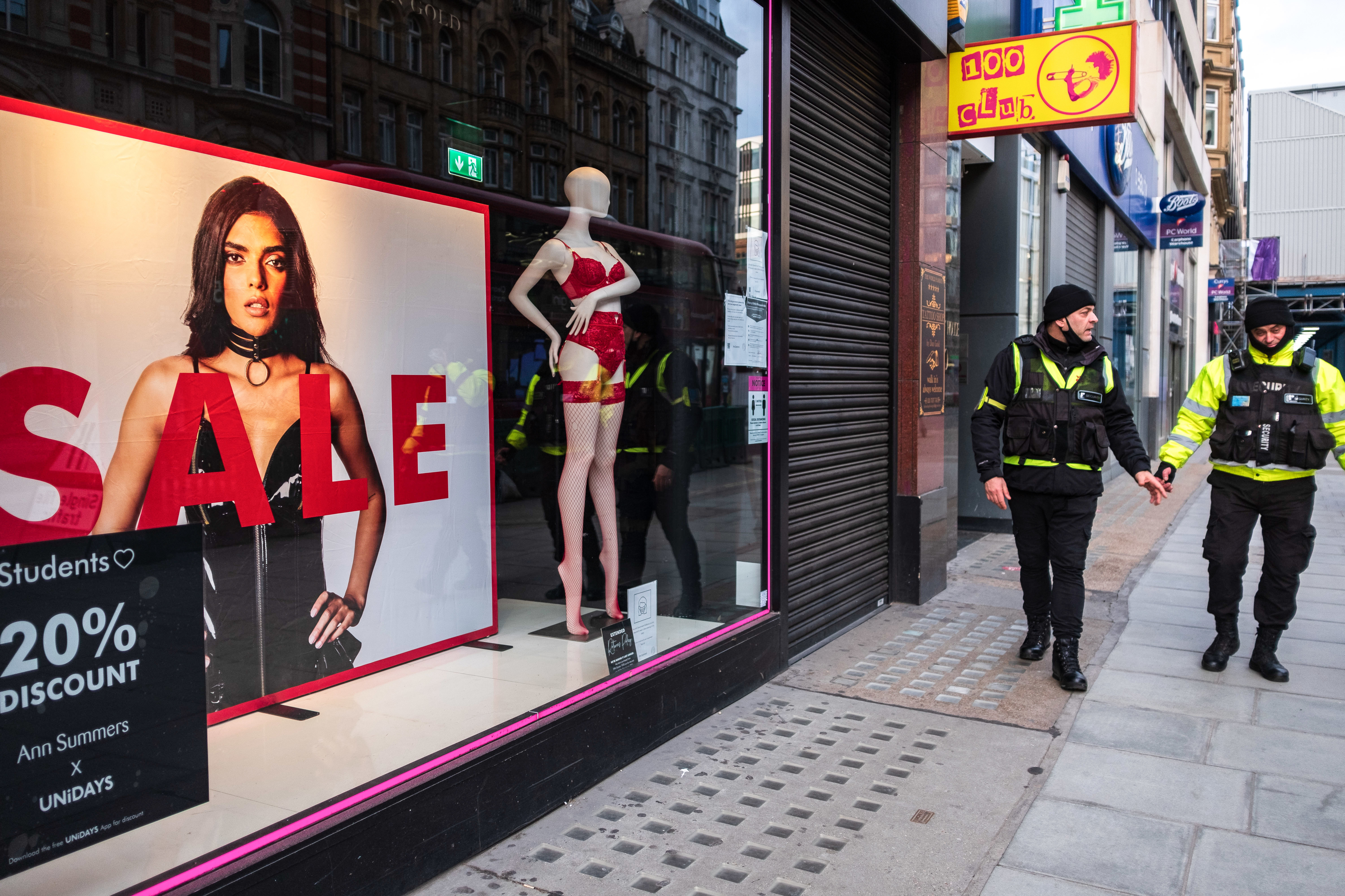 Security guards passing a Sale sign in London. Latest Covid-19 lockdown slams UK business owners. (Photo by May James / SOPA Images/Sipa USA)
