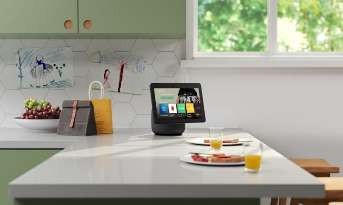 自動首振りのEcho Show 10、米Amazonが2月25日発売。発表から5カ月