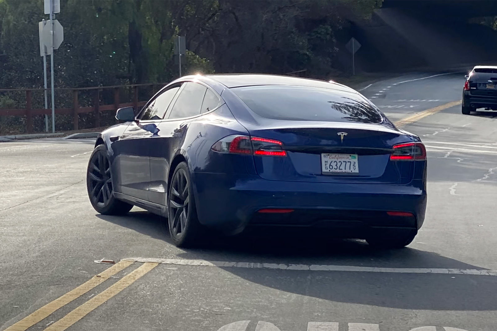 Tesla 的更新款model S 現身palo Alto 的街道上