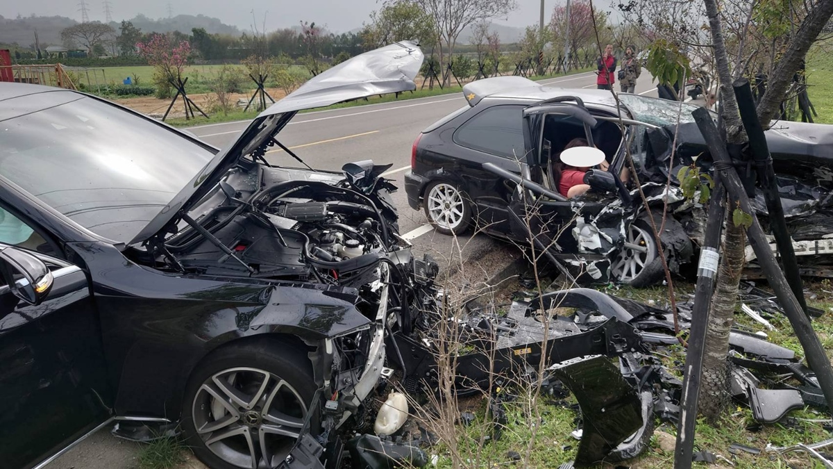 許姓男子昨天酒後駕車載妻兒行經苗栗124乙線三灣路段逆向撞上賓士車，許男和4個月大的兒子身亡、19歲的妻子重傷。   （民眾提供）