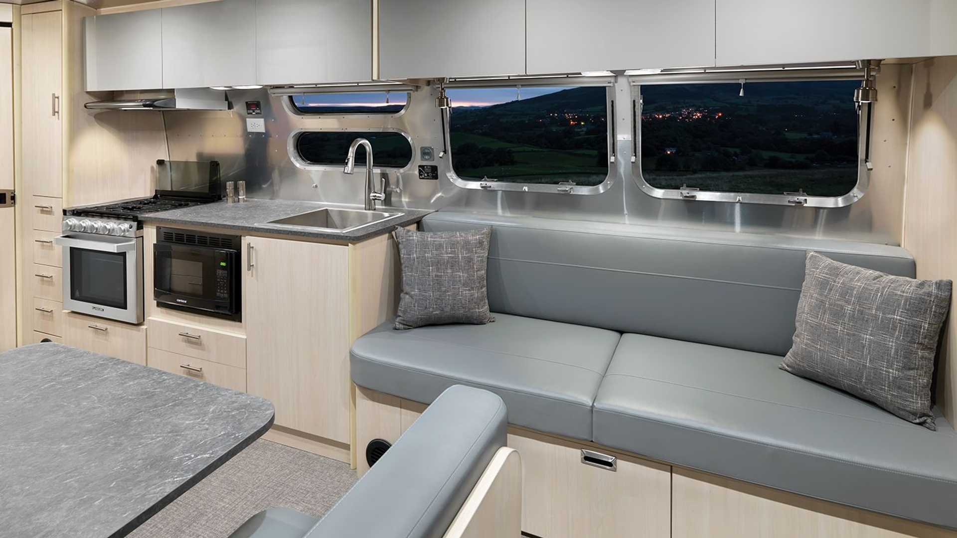 徜徉在大自然美景中工作─Airstream 推出行動辦公室露營車屋