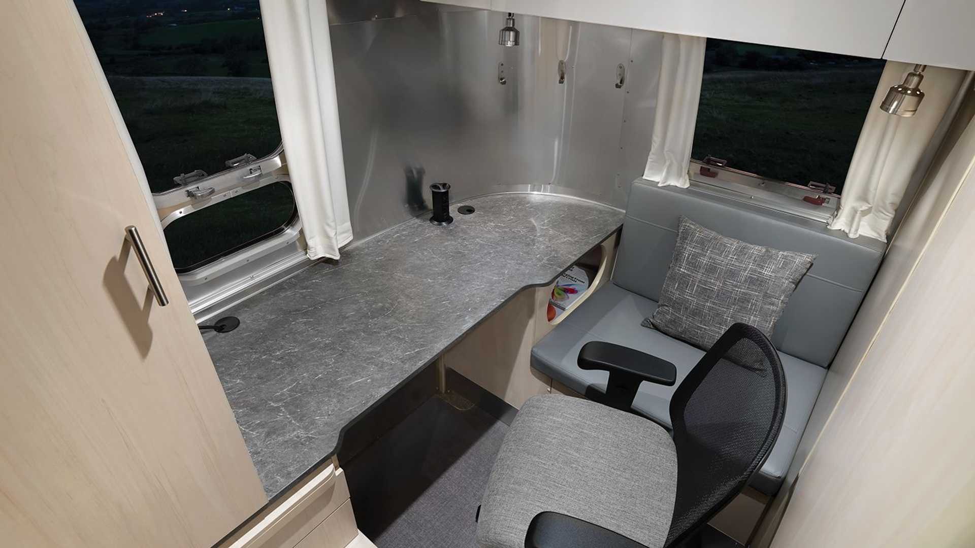 徜徉在大自然美景中工作─Airstream 推出行動辦公室露營車屋