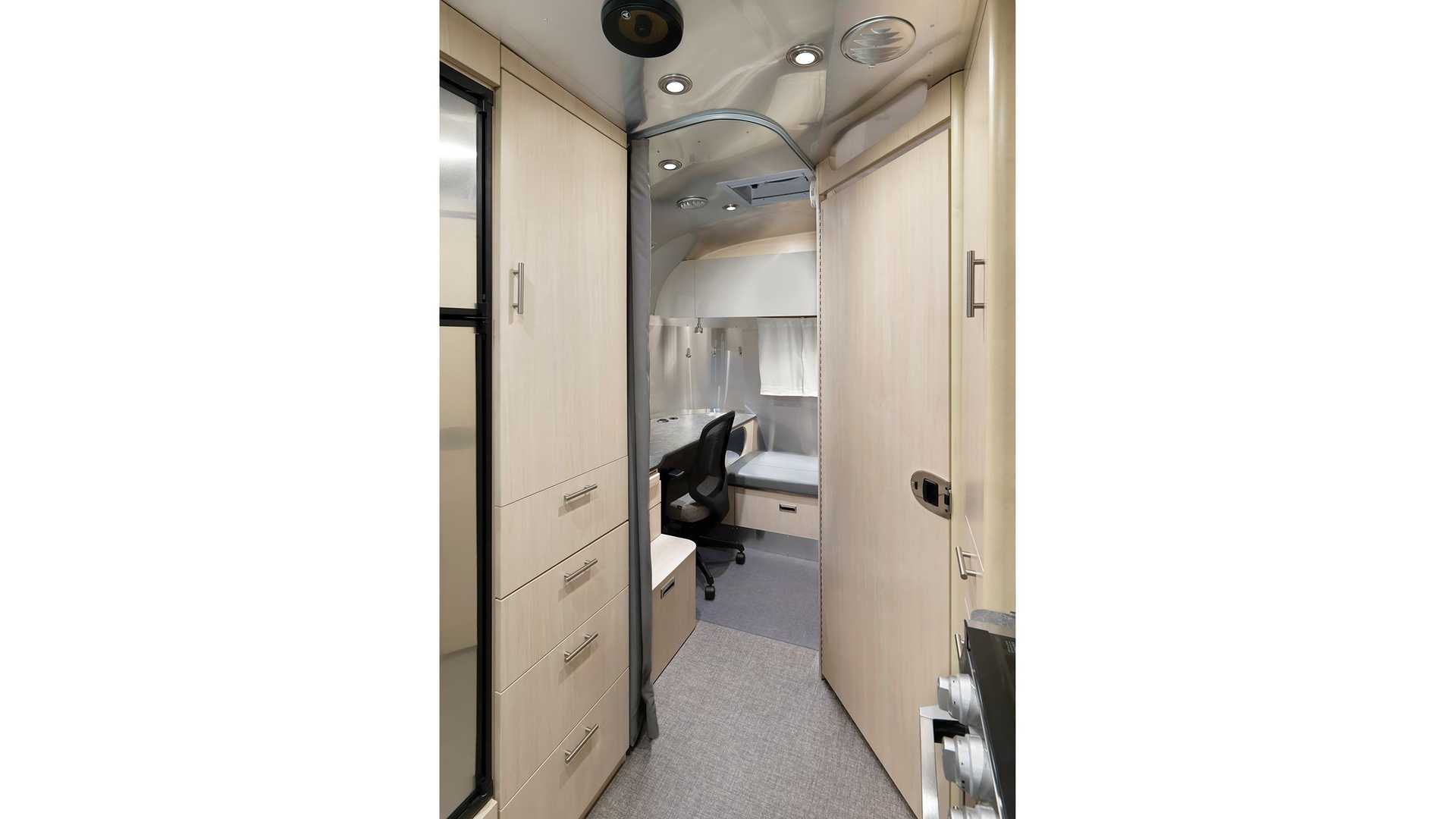 徜徉在大自然美景中工作─Airstream 推出行動辦公室露營車屋