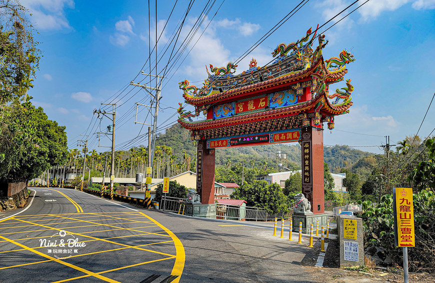 百人朝聖土地公廟一起吃泡麵 南投中寮石龍宮 拜土地公記得帶箱泡麵才夠誠意 Yahoo奇摩旅遊