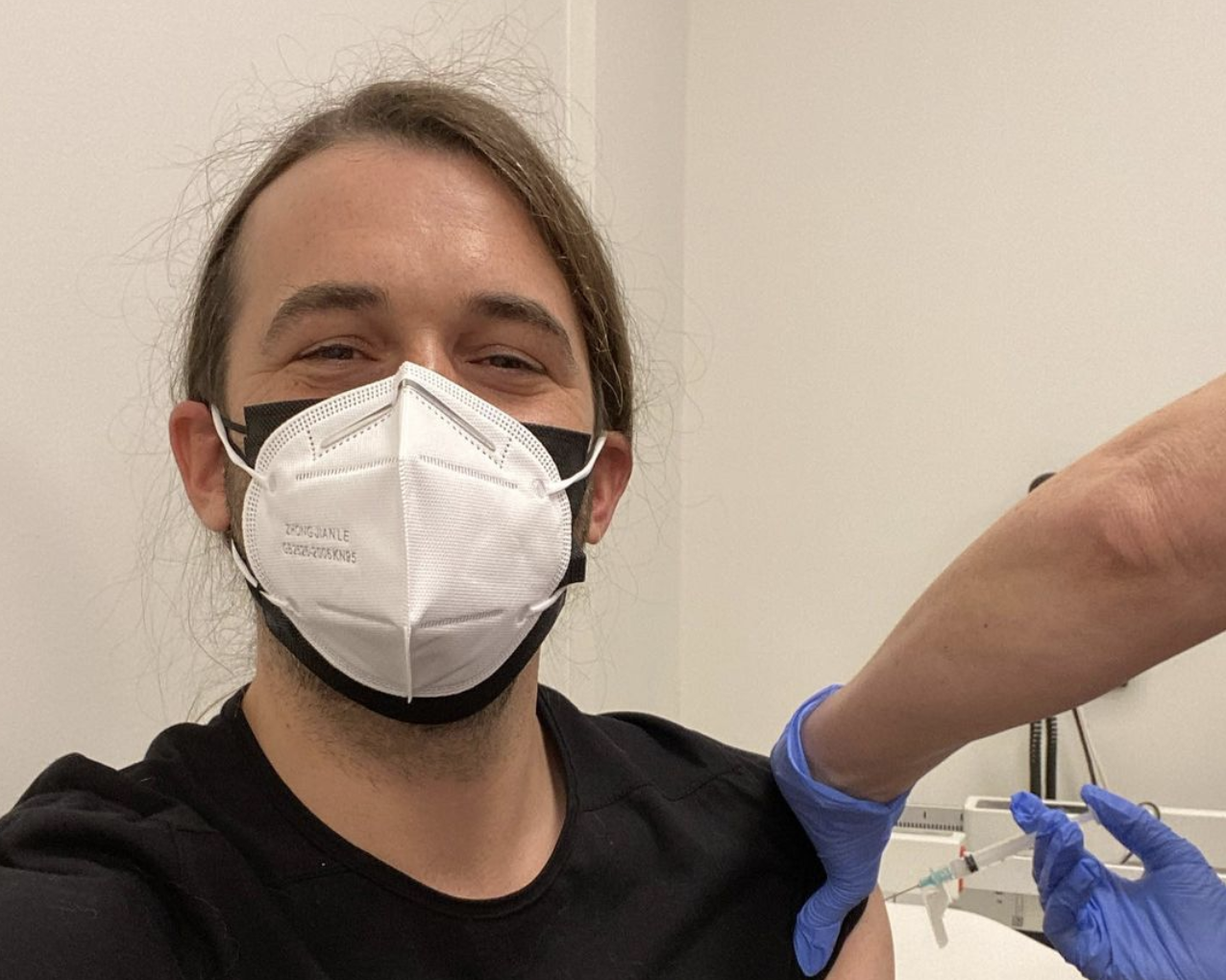 Jonathan Van Ness shares COVID-19 vaccination selfie after eligible for HIV status