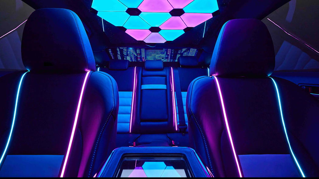 圖／設計上以「霓虹東京」為主題，當進入車艙內，便能感受到強烈的未來意象，座艙頂部RGB LED背光燈，創造出色彩斑斕的視覺效果。