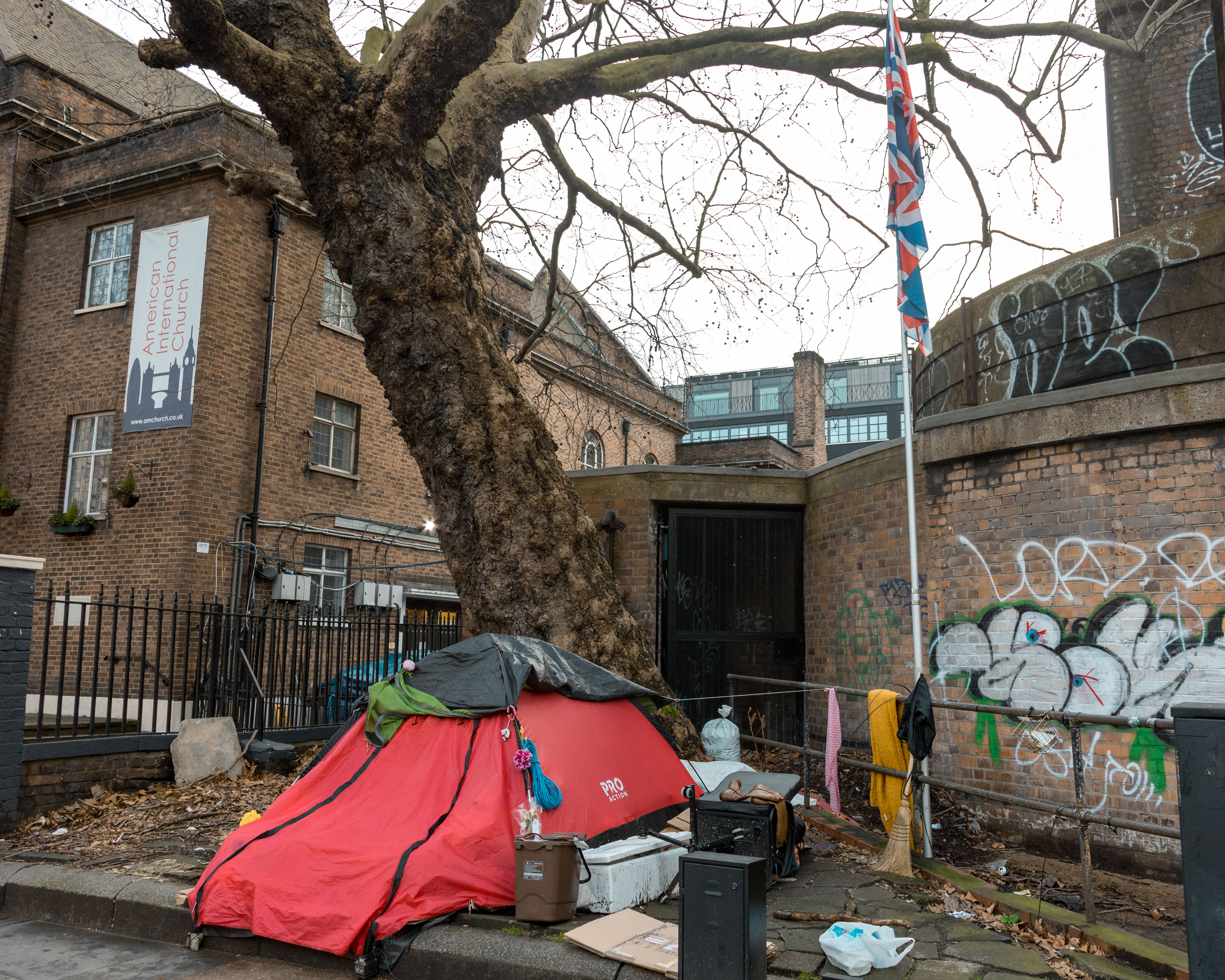 <p>A tent set up of a homeless next to a tree in London. (Photo by Belinda Jiao / SOPA Images/Sipa USA)</p>
