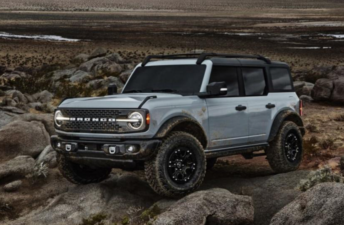 Bronco 屬於純種越野車，擁有粗獷的外型設計。