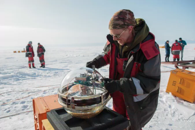 北半球最大のニュートリノ観測器「Baikal-GVD」第1段階が完成。バイカル湖底から宇宙の歴史を調査