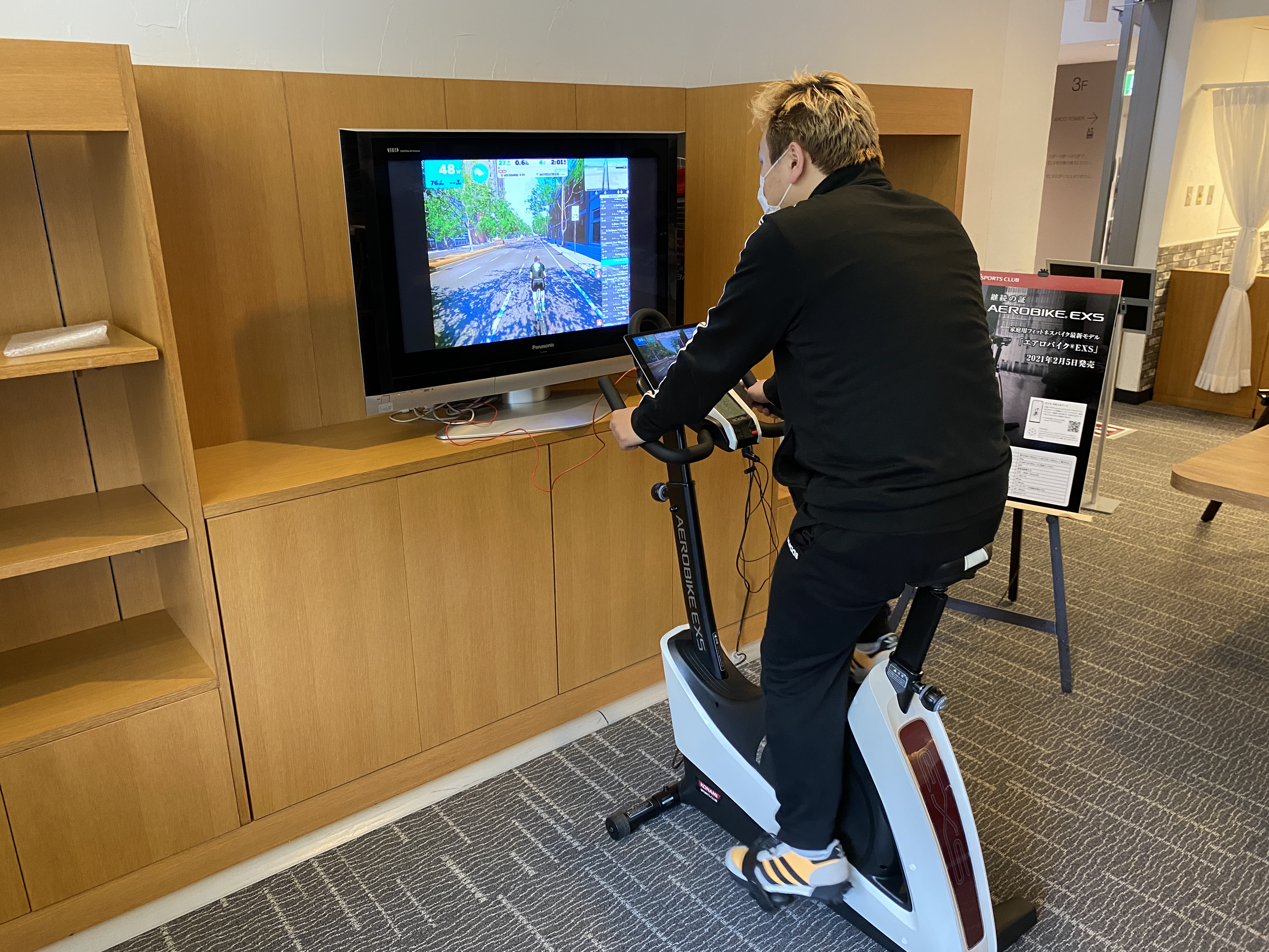 「Zwift」もプレイ可能、コナミスポーツの最新エアロバイクでおうちレース