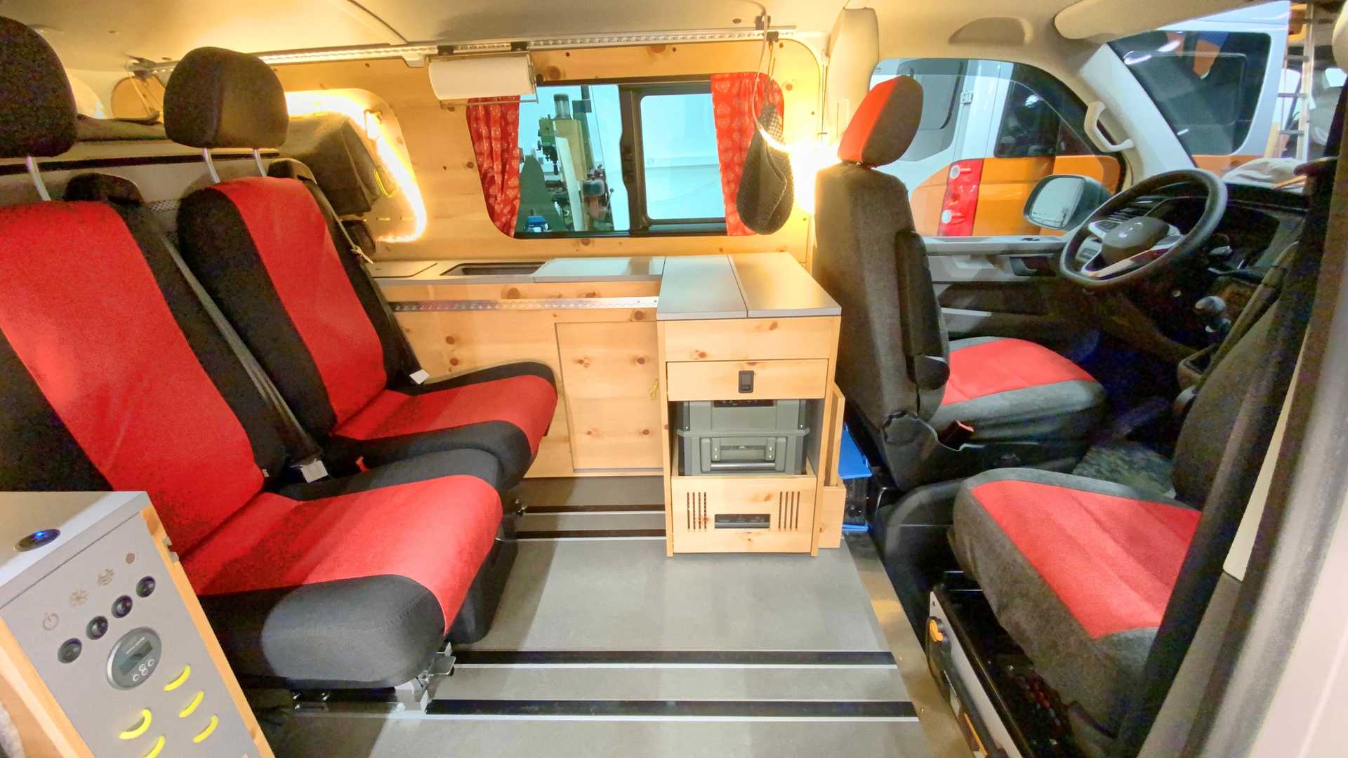 Flowcamper Casper 以極具創意的空間設計展示出「小車屋大機能」
