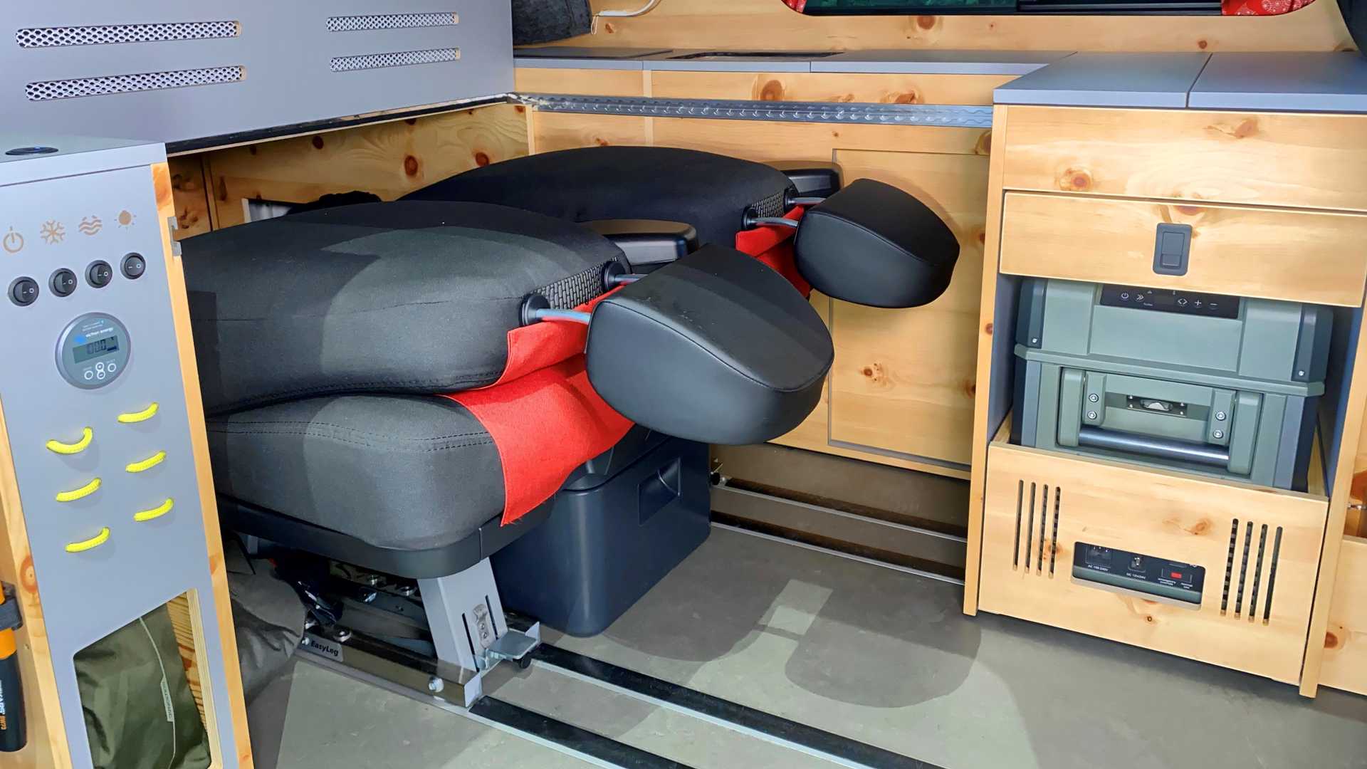 Flowcamper Casper 以極具創意的空間設計展示出「小車屋大機能」
