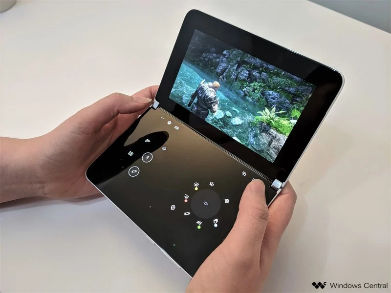 Surface Duoが携帯ゲーム機に変身。Xbox Game Passが2画面スマホのテスト中