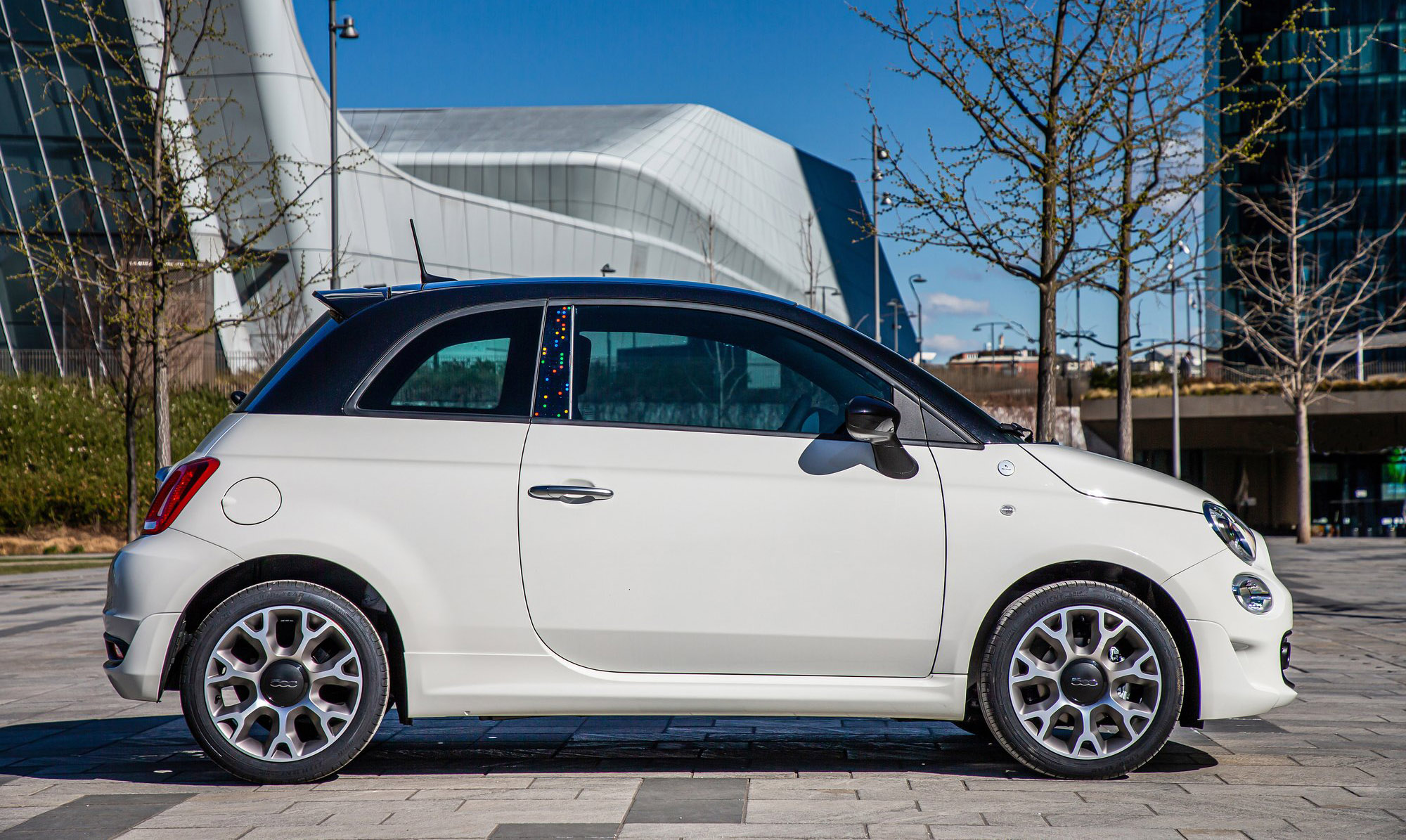 來看貼著google 牌的fiat 500 新車