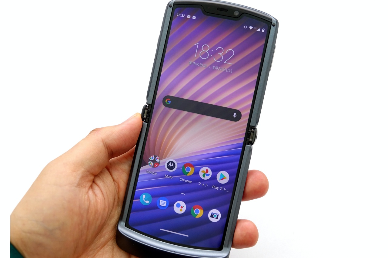 Razr 5g はまるでガラケー ついつい折り曲げたくなる実機に触れた 石野純也 Engadget 日本版