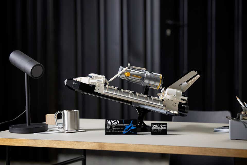 Lego unveils a Space Shuttle Discovery and Hubble telescope set