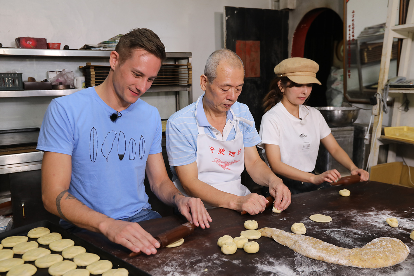 主持人愛紗及馬丁在「合成桶餅」體驗傳統手工製作糕餅。（圖／亞洲旅遊台）