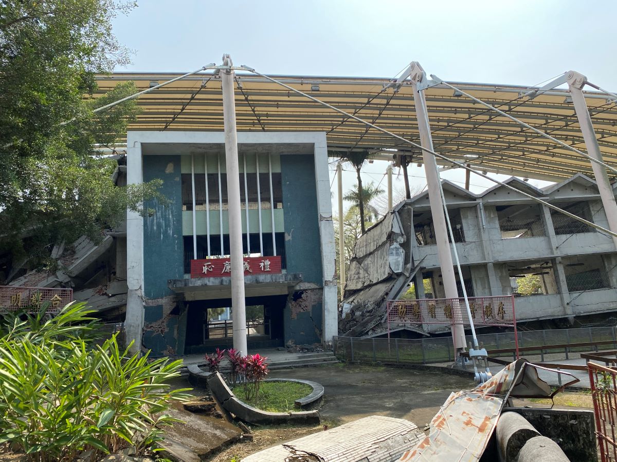 ▲僅3層樓的霧峰光復國中校舍,也抵不住921強震。