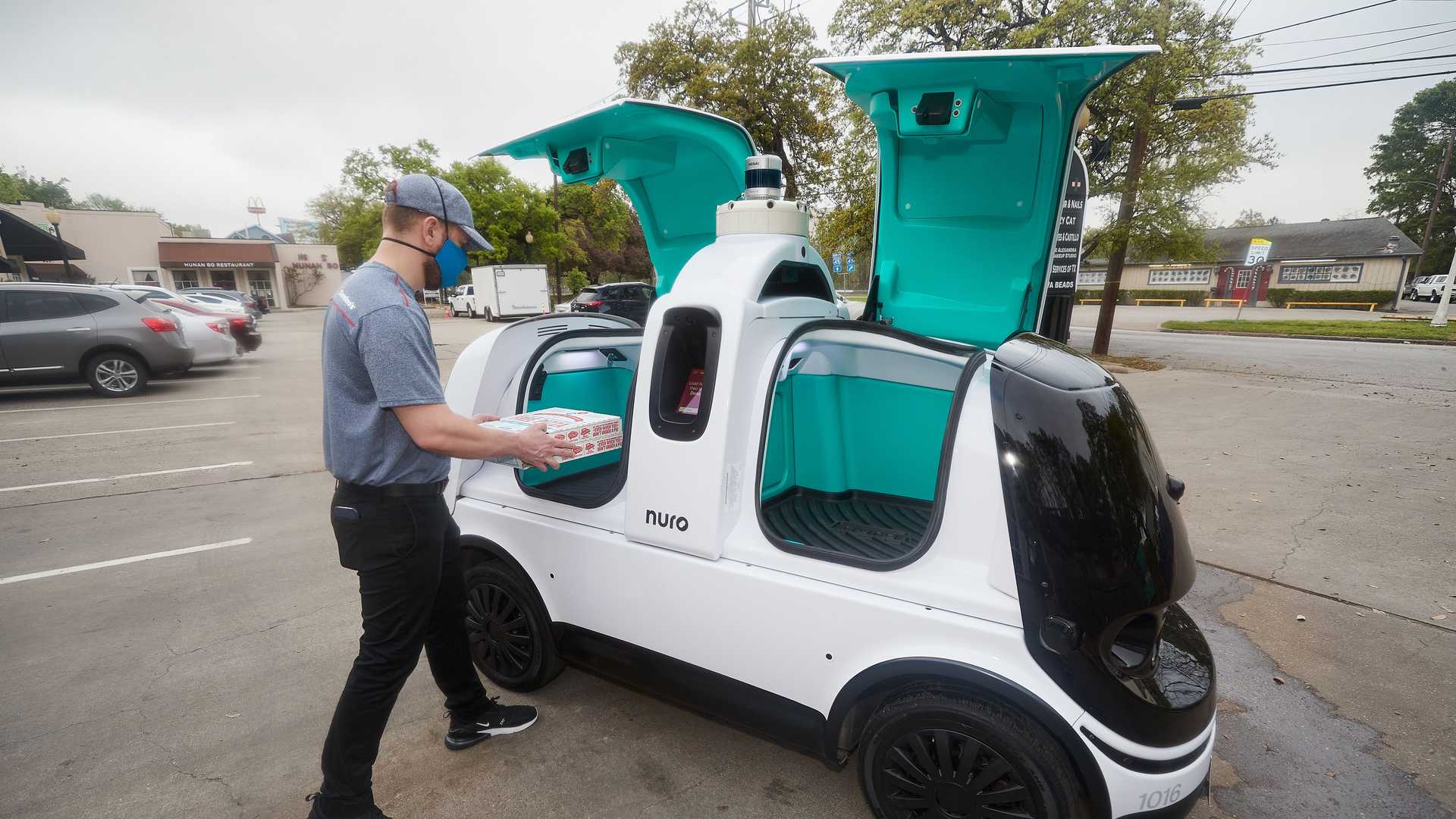 德州現在有可愛的無人駕駛車輛幫你運送達美樂的比薩喔！

