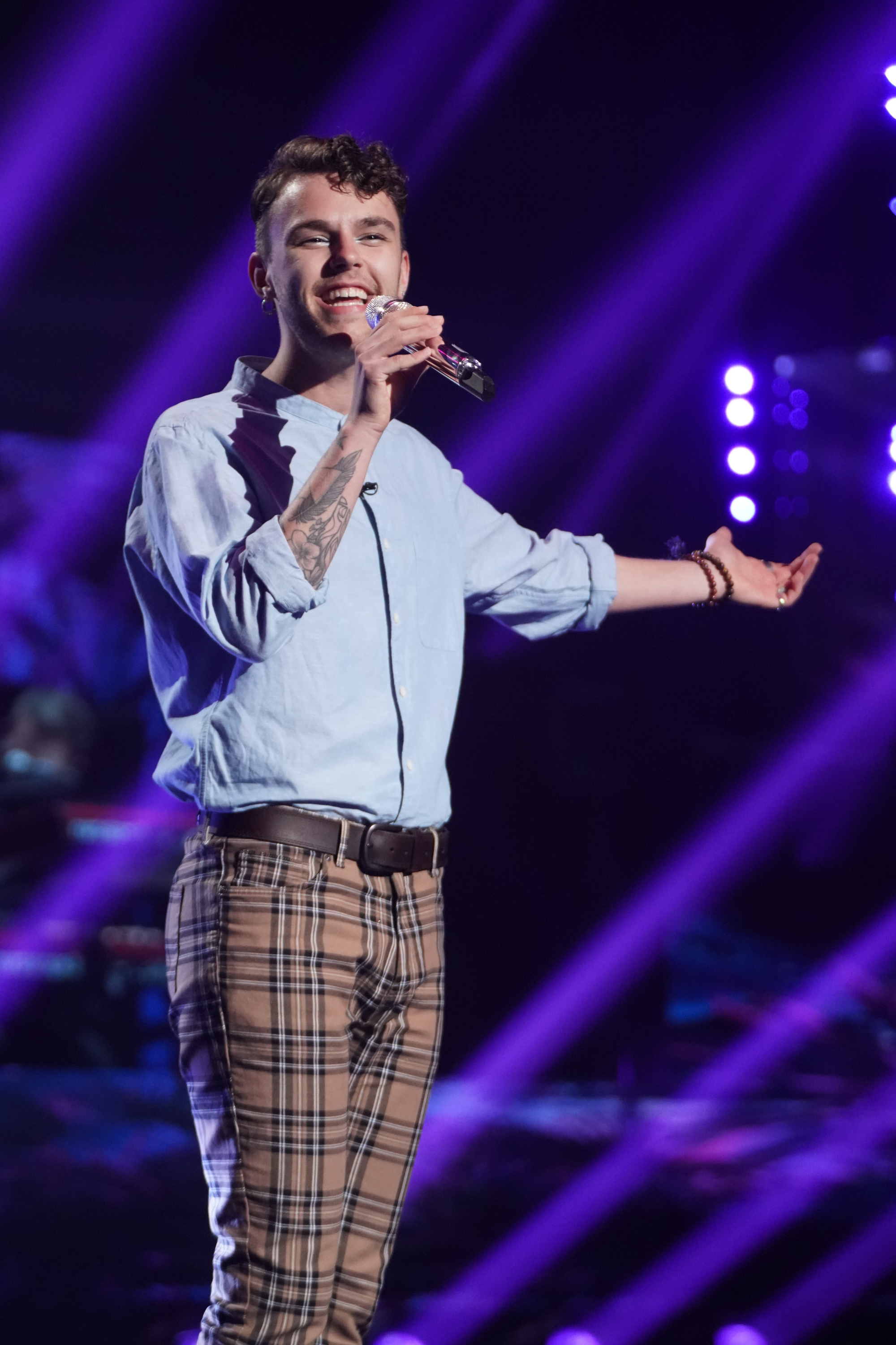 Out-and-proud contestant Beane slips 'small moment' of 'defiance to the norm' into breakout 'Idol' performance - Yahoo Entertainment